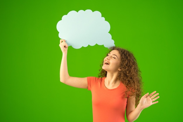 Foto la mujer feliz de pie con un diálogo virtual sobre el fondo verde