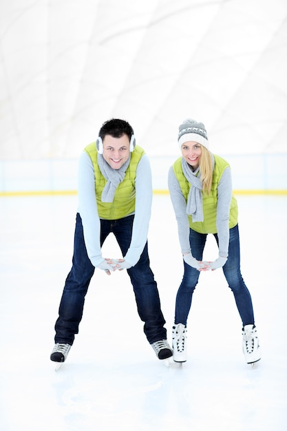 mujer feliz en la pista de hielo