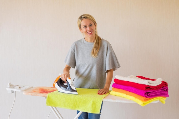 Mujer feliz planchando ropa