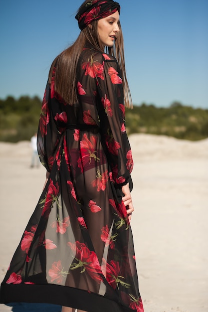 Mujer feliz en la playa con ropa de verano