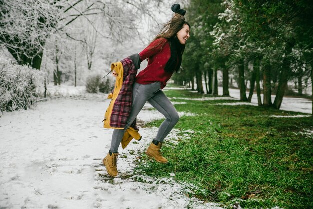 Mujer feliz primavera se vino desnudándose