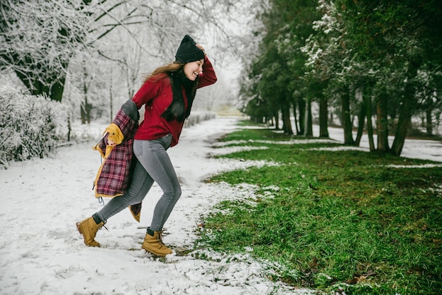 Mujer feliz primavera se vino desnudándose