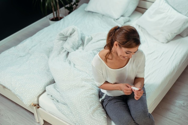 Mujer feliz con prueba de embarazo Prueba positiva