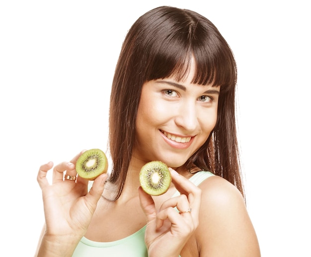 Foto mujer feliz que sostiene el kiwi