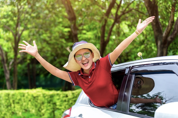 Foto mujer feliz que viaja en coche