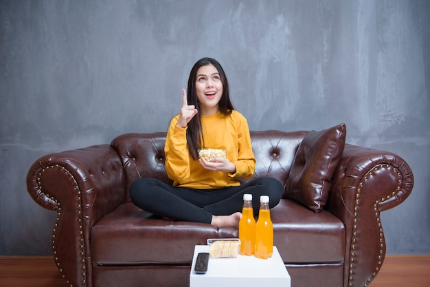 Mujer feliz quedarse en casa viendo películas