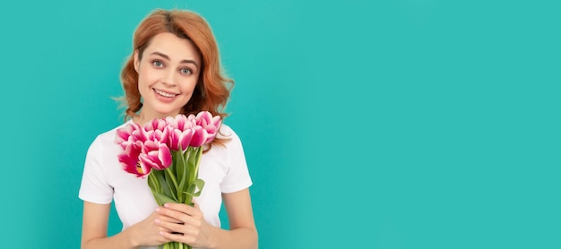 Mujer feliz con ramo de flores de tulipán sobre fondo azul primavera Mujer cara aislada retrato banner con maqueta copyspace