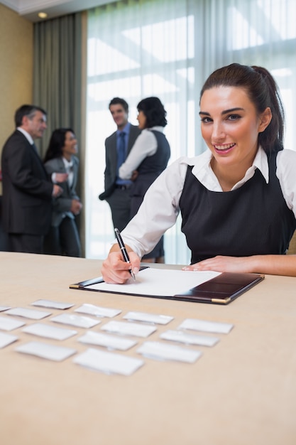 Mujer feliz en recepción