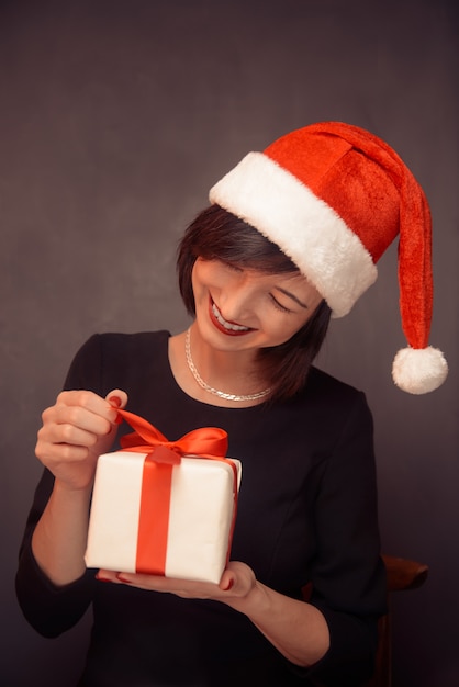 Foto mujer feliz con regalo de navidad