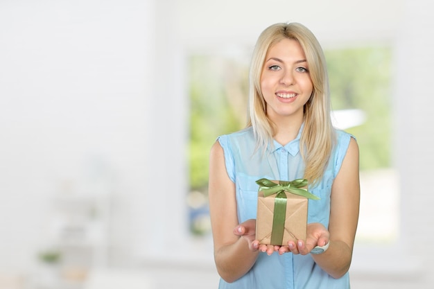 Mujer feliz con un regalo