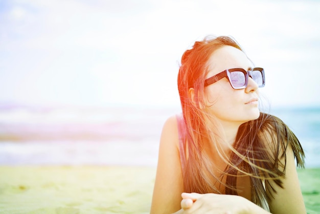 mujer feliz y relajada junto al mar