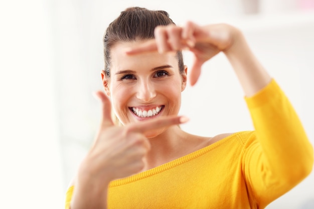 mujer feliz relajándose en casa