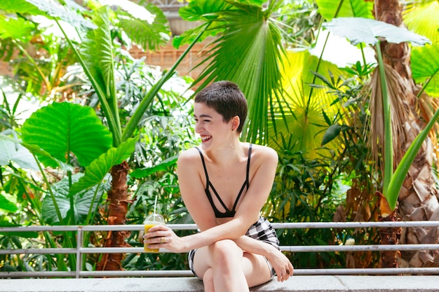 Mujer feliz riéndose de su dieta verde