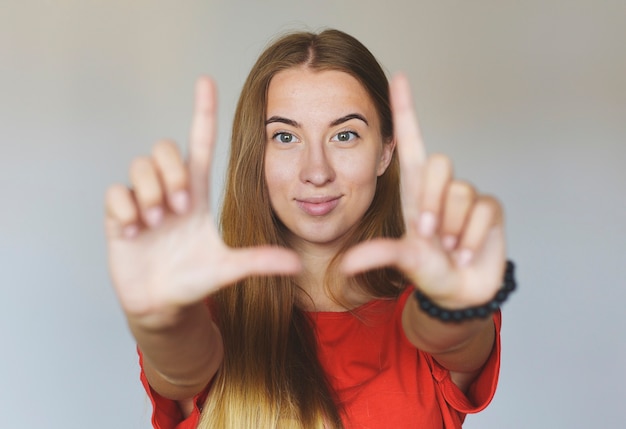 Foto mujer feliz en rojo