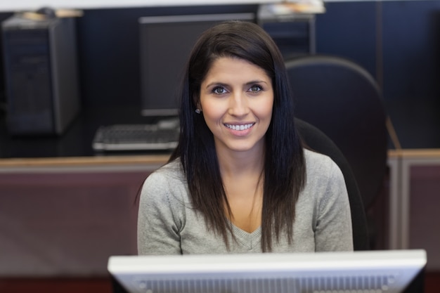 Mujer feliz en sala de informática