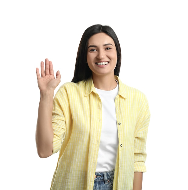 Mujer feliz saludando para decir hola sobre fondo blanco.