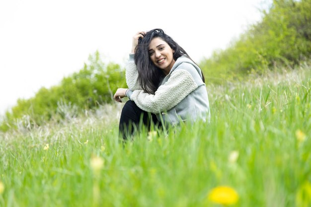 mujer feliz, sentado, en, paisaje