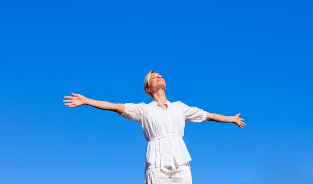 Mujer feliz sintiéndose libre