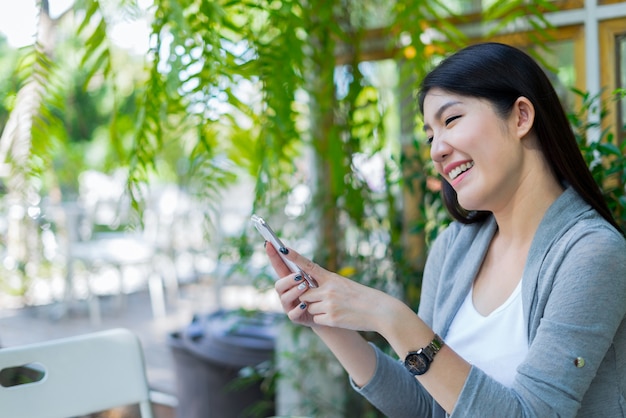 mujer feliz con sitio web de compras de smartphone en línea, concepto de compras