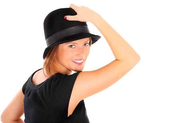 una mujer feliz con un sombrero negro sonriendo sobre blanco