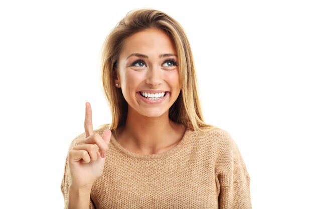 Mujer feliz sonriendo aislado sobre fondo blanco.