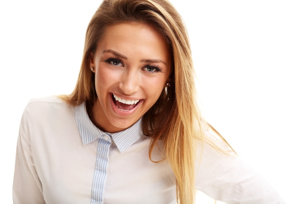 Mujer feliz sonriendo aislado sobre fondo blanco.