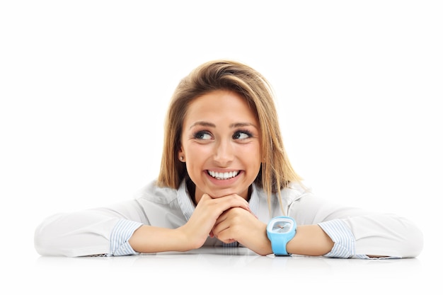 Mujer feliz sonriendo aislado sobre fondo blanco.