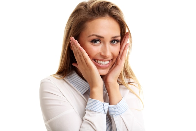 Mujer feliz sonriendo aislado sobre fondo blanco.