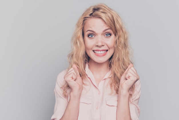 Mujer feliz sonriendo alegre celebrando ganar