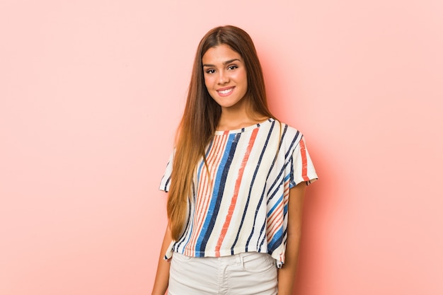 Mujer feliz sonriendo en estudio