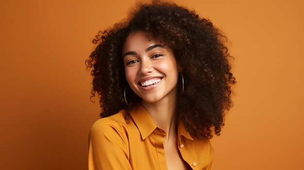 Mujer feliz sonriendo en un fondo naranja