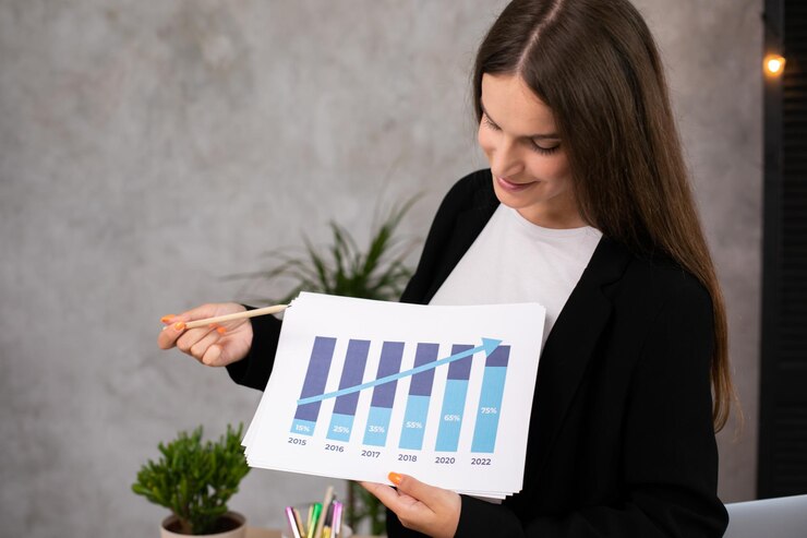 Foto mujer feliz sonriendo mostrando un diagrama de crecimiento satisfecha con el crecimiento económico y financiero