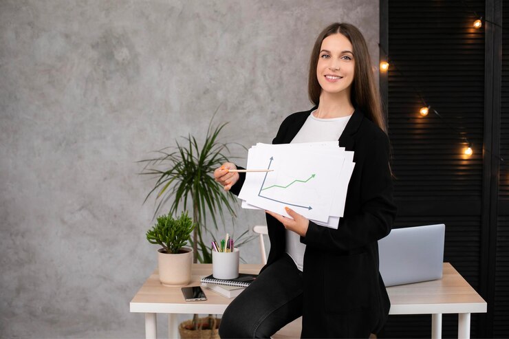 Mujer feliz sonriendo mostrando un diagrama de crecimiento satisfecho con el crecimiento financiero y económico de su negocio