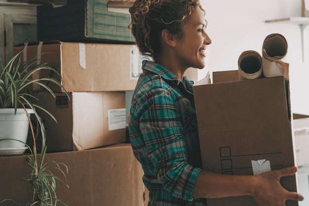 Una mujer feliz sonriendo moviendo una caja de cartón de la casa vieja a la nueva Reubicación apartamento bancario concepto de hipoteca Actividad de ocio interior mujeres Independencia y vivir solo estilo de vida señora