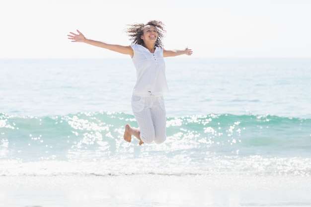 mujer feliz sonriendo