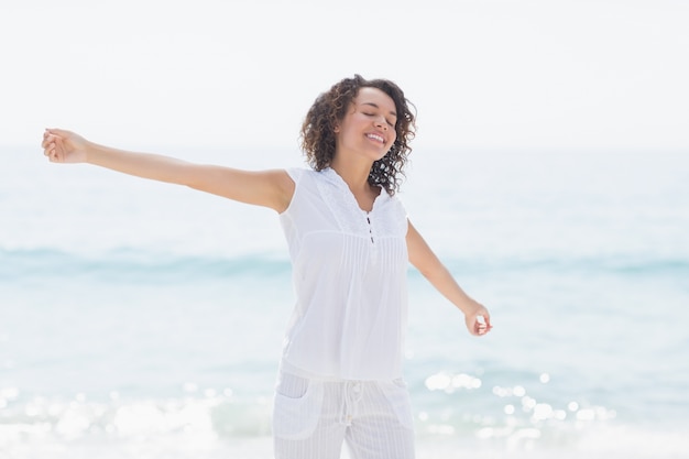 Mujer feliz sonriendo