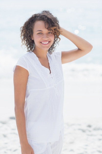 Mujer feliz sonriendo