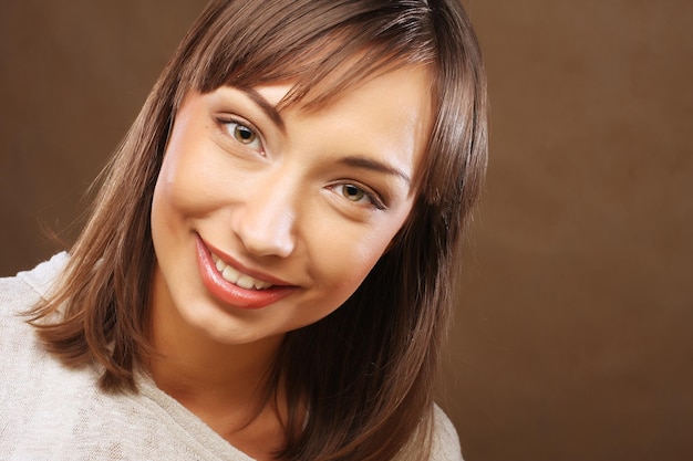 mujer feliz sonriendo