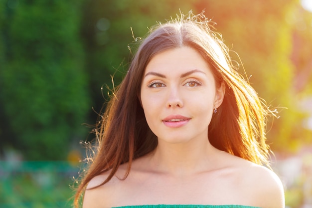 Mujer feliz sonriente