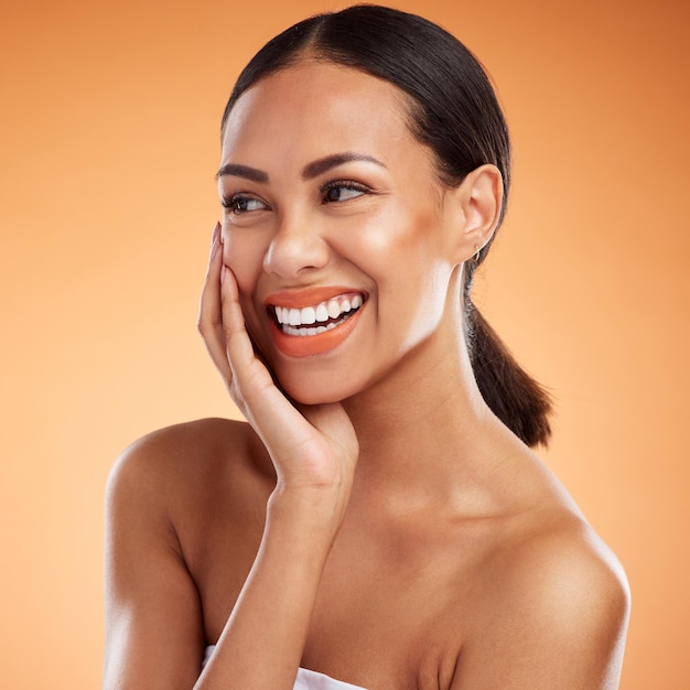 Mujer feliz y sonrisa de belleza para el cuidado de la piel, relajación y tratamiento de lujo en un estudio