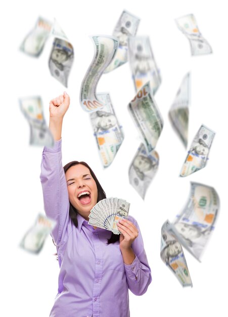 Mujer feliz sosteniendo los 100 billetes con muchos cayendo alrededor