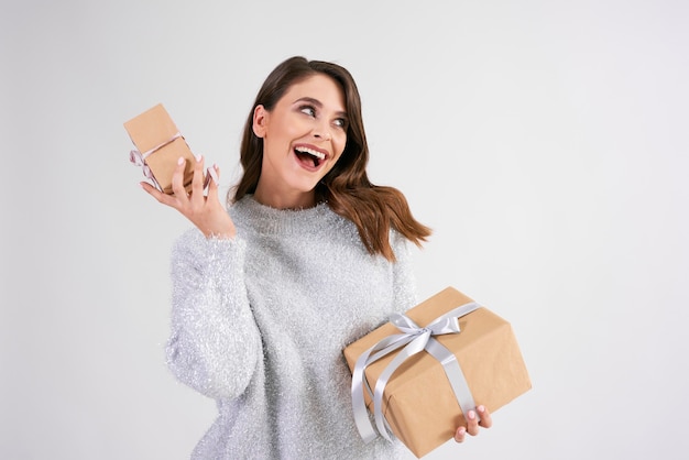 Mujer feliz sosteniendo dos regalos