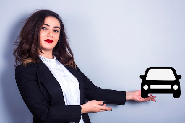 mujer feliz sosteniendo un modelo de coche