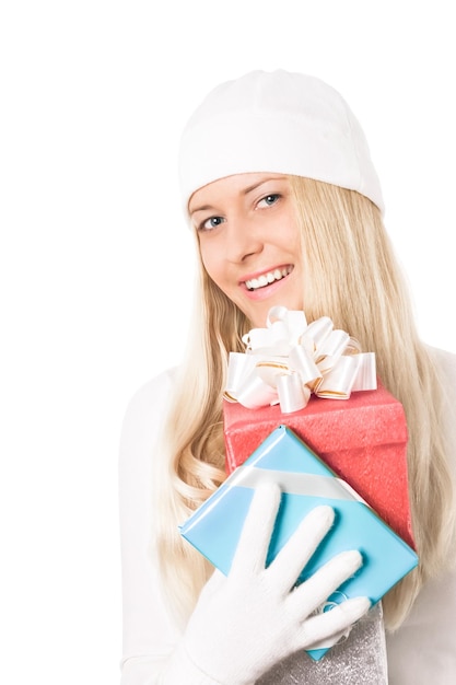 Mujer feliz sosteniendo regalos de Navidad fondo blanco con copyspace compras y vacaciones