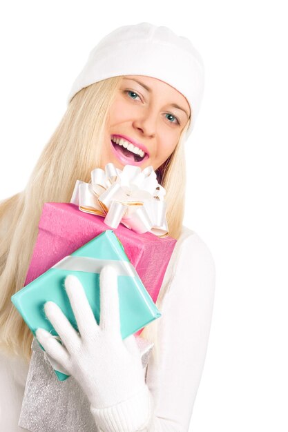 Mujer feliz sosteniendo regalos de Navidad fondo blanco con copyspace compras y vacaciones