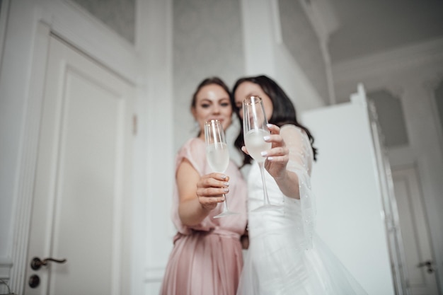 Foto mujer feliz sosteniendo un vaso mientras está de pie en casa