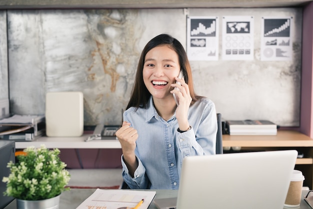 Mujer feliz en su oficina.