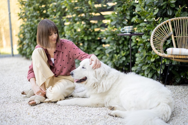 Mujer feliz con su perro en el patio trasero