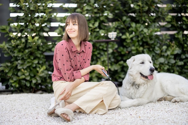 Mujer feliz con su perro en el patio trasero