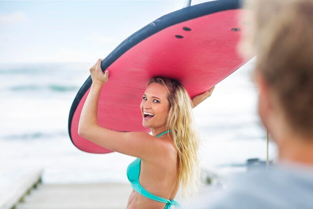 Mujer feliz con tabla de surf